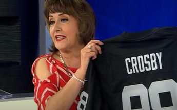 María Julia recibe jersey de los Raiders | Especial