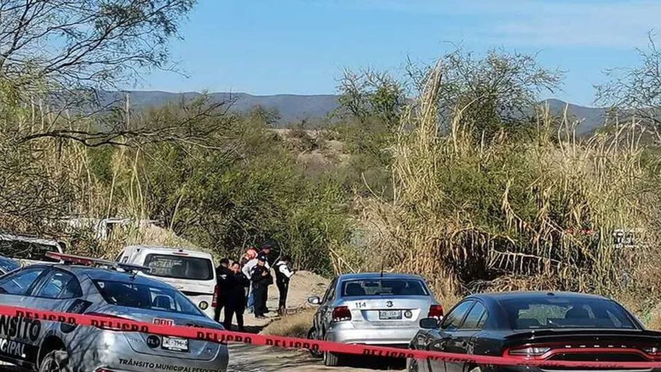Encuentran 14 cuerpos dentro de una camioneta en un canal de Pesquería, Nuevo León
