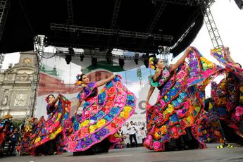 El mes patrio en México se llena de ceremonias cívicas, verbenas populares con música de mariachi, desfiles militares | Getty Images