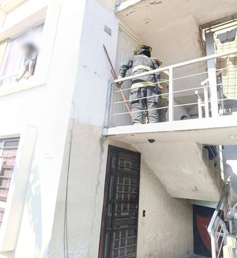 Elementos de Protección Civil en el edificio done la niña fue rescatada | Especial