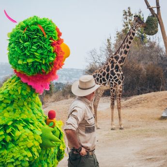 Abelardo y Frank Carlos Camacho observan a la jirafa Benito en Africam Safari / Cortesía