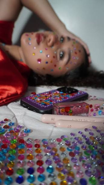La estética recupera piedras de colores, stickers y adornos que evocan la creatividad espontánea de la infancia.