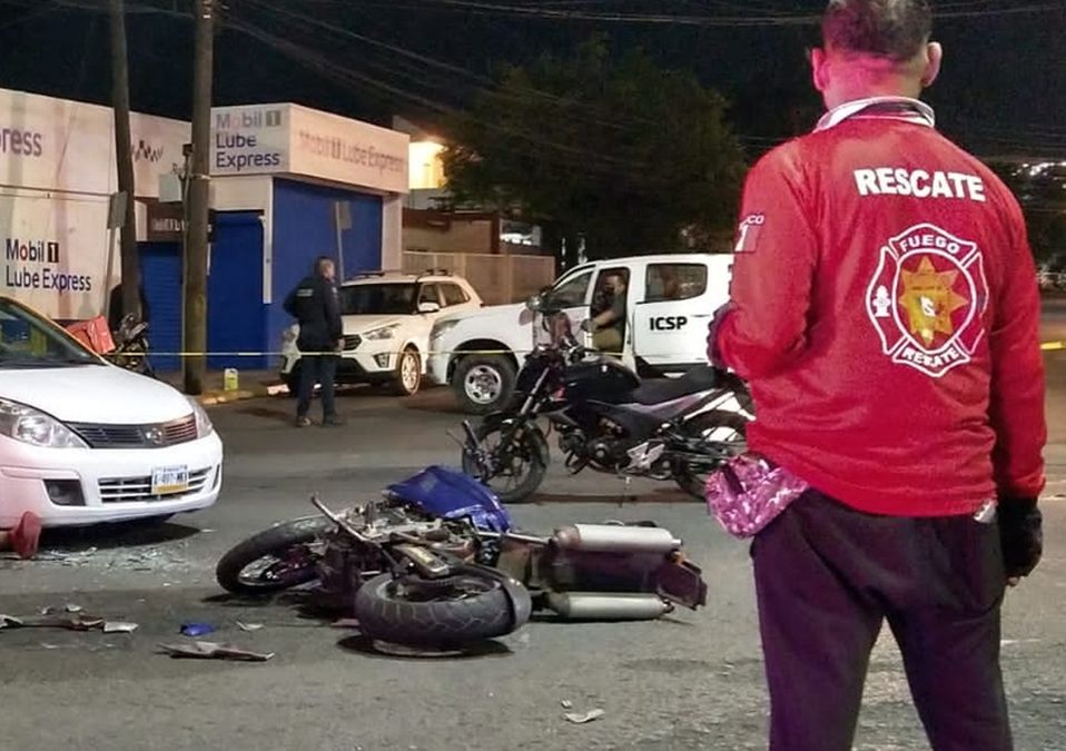 Muere motociclista al estrellarse contra taxi en la avenida Ruiz Cortines. | Israel Santacruz