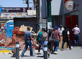 Obstáculos en banquetas complican paso de peatones en el Área Metropolitana de Monterrey. | Jorge López