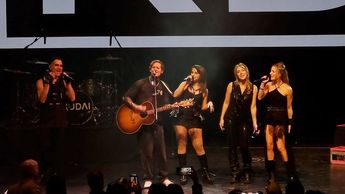 Tras casi una hora de concierto dieron paso a los chilenos de Kudai. | Ángel Martínez