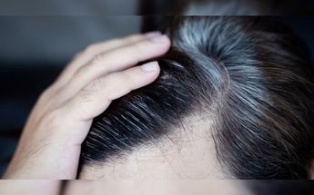 Persona con canas en el cabello / iStock