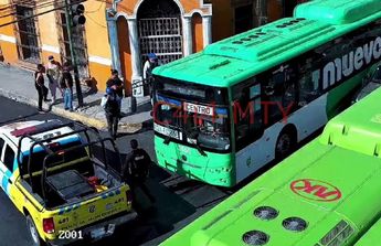 El hombre fue detenido dentro de una unidad del transporte público. | Cortesía