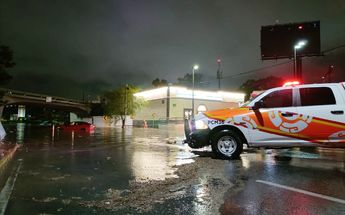 Fuertes lluvias en Nuevo León dejan un muerto, automovilistas varados y colonias sin luz. | Leyda Estrada