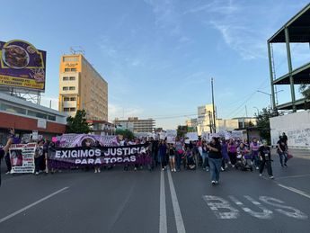 Contingente avanza por la avenida Cuauhtémoc / Marcela Cuevas