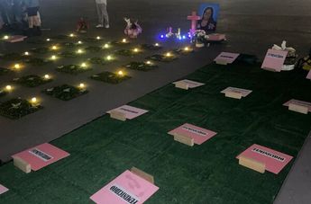 Velada en memoria de victimas de feminicidio en el Zócalo de la Ciudad de México / Azucena Rangel