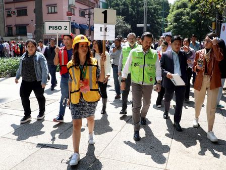 Personal de Protección Civil guía a la gente a evacuar durante un sismo | Cuartoscuro