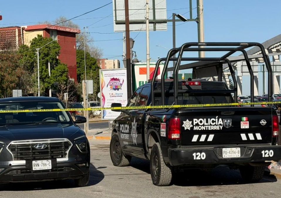 Autoridades buscan a agresores que dispararon contra una camioneta tras discusión vial en el sur de Monterrey.| Especial