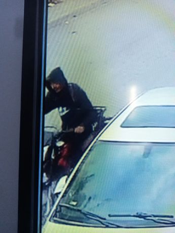 Imagen del delincuente que robó la motocicleta en la colonia Mirasol en Monterrey. | Cortesía