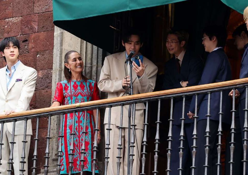 BTS salió a uno de los balcones de Palacio Nacional para saludar a fans que los esperaban. | Especial