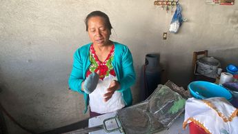 En La Resurrección gran parte de las mujeres se dedican a hacer tortillas y memelas con el maíz que se cosecha en la localidad | Es Imagen