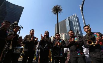 El gobierno de la Ciudad de México y ciudadanos despidieron a la palmera con música y aplausos/ Javier Ríos