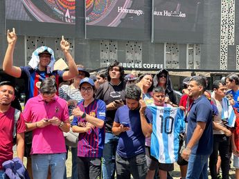 Aficionados afuera del hotel de concentración del Inter Miami. | Aarón Hernández