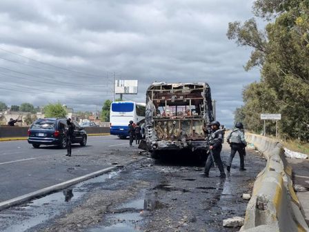 Uno de los vehículos incendiados en la autopista México-Puebla por movilizaciones tras la muerte de 'El Mencho' | Es Imagen