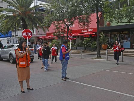 En los simulacros de sismo, personal de Protección Civil acordona el paso de los ciudadanos a las calles | Cuartoscuro