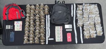 Droga, dinero y otros objetos decomisados a los detenidos. | Cortesía