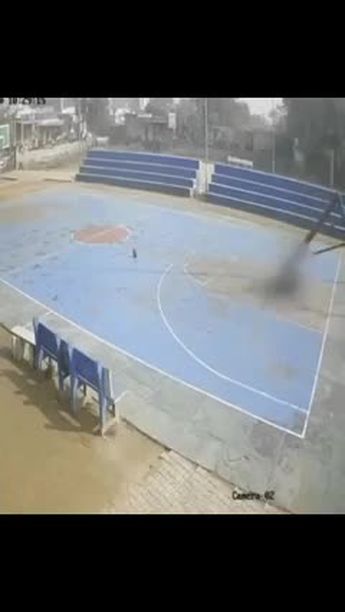 India: Joven muere aplastado por aro de básquetbol