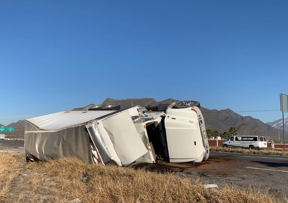 Tráiler se vuelca por exceso de velocidad en carretera  Saltillo a Mty