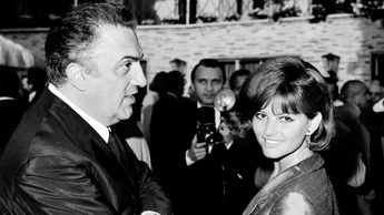 Ferderico Fellini con Claudia Cardinale durante una ceremonia de premios en Roma, Italia | AP Archivo/Giulio Broglio