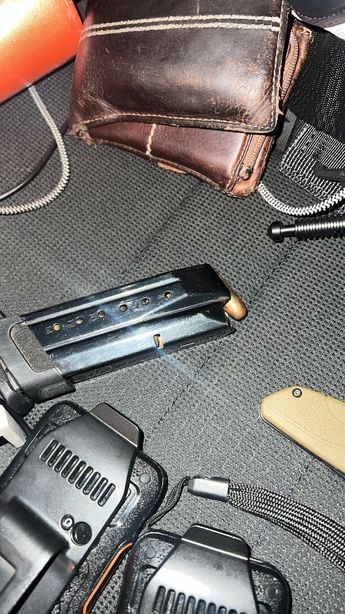 Las autoridades aseguraron cargadores abastecidos de arma de fuego a los hombres detenidos. | Cortesía
