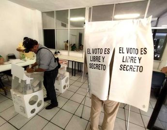 Ciudadanos acuden a las casillas especiales