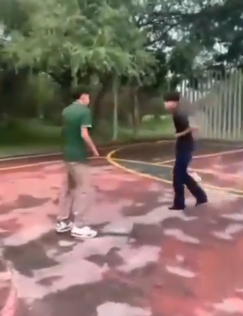 Imagen de uno de los videos de las peleas entre estudiantes en la colonia Croc en Monterrey. | Cortesía