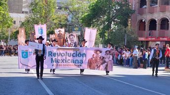 Desfile 20 de noviembre en calle Pino Suárez / Leyda Estrada