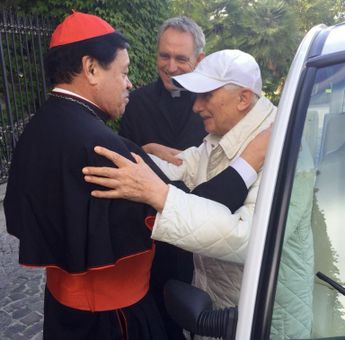 Norberto Rivera Cabrera junto a Benedicto XVI. | Cortesía