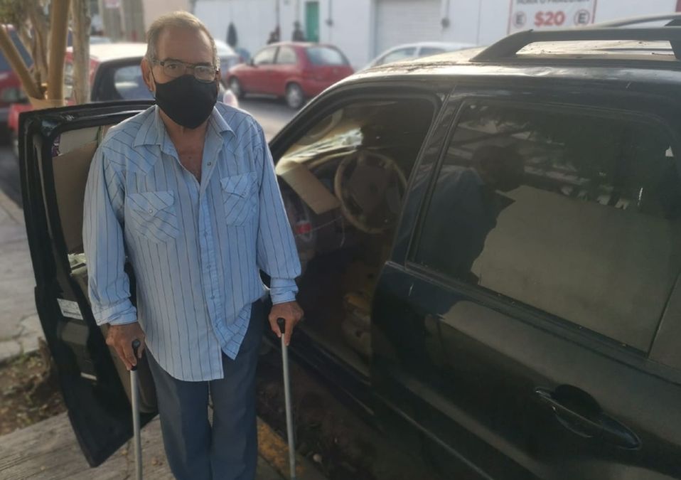 Hombre vive en su camioneta en Monterrey