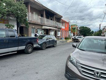 Peritos de la Fiscalía de Nuevo León recolectaron evidencia en la escena. | Pamela Villanueva
