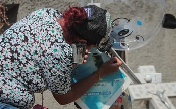En el Panteón Municipal de Coacalco, Estado de México, comienza a recibir a familiares que arreglan las tumbas de los padres, madres, abuelos e hijos 