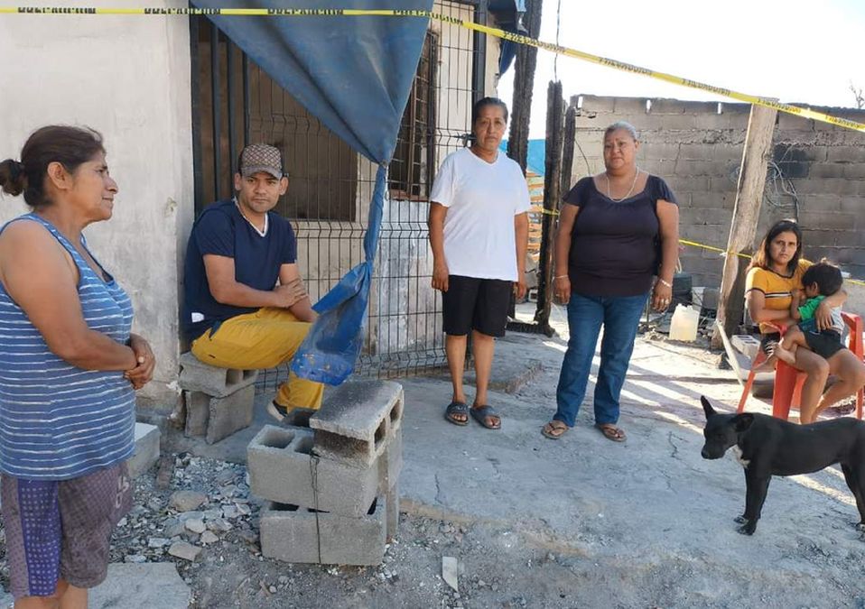 Afectados por incendio de tejabanes en Santa Catarina piden apoyo para regularizar sus terrenos. | Fabricio Gallegos