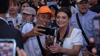 Clara Brugrada tambien estuvo presente en el Zócalo de la CdMx, para el concierto de Andrea Bocelli | Armando Martínez