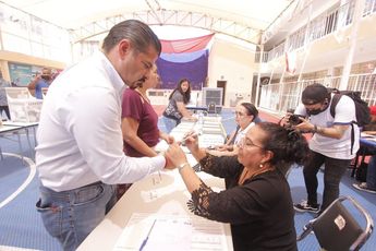 Shamir Fernández, candidato a la alcaldía por Morena llegó a votar a la casilla 1234 en el colegio IMES.