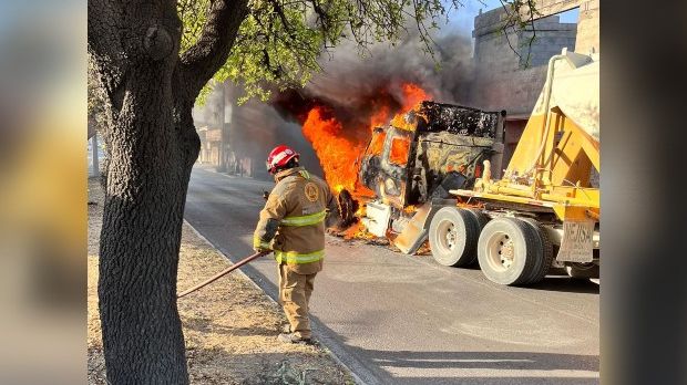 Tráiler se incendia en calles del Centro de Monterrey. / Vianca Treviño