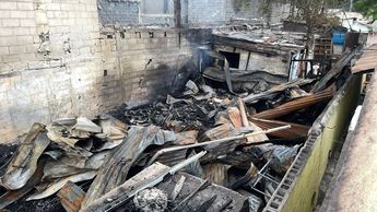 Los vecinos afectados contar como ocurrió el incendio. | Ángel Mercado