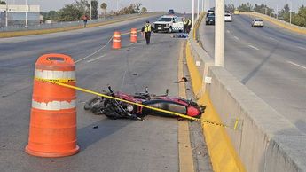 Elementos de la Policía Vial aseguraron el área tras el accidente del joven motociclista en Tonalá | Foto: Especial
