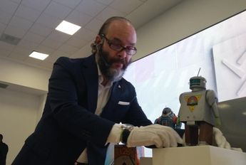 Fernando Michel Garcés, docente en arquitectura y coleccionista, muestra el primer robot mexicano / Jaime Zambrano