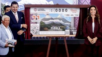 Olivia Salomón, titular de la Lotería Nacional, presentó el billete conmemorativo durante la conferencia mañanera del Gobierno de Puebla / EsImagen