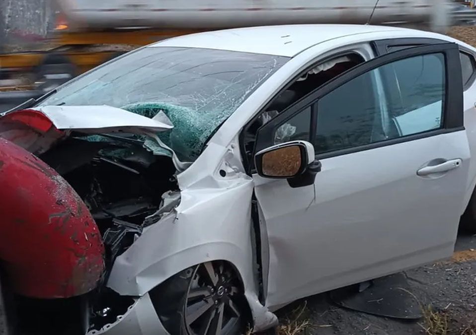 Conductor resulta gravemente lesionado tras chocar contra muro en avenida Morones Prieto