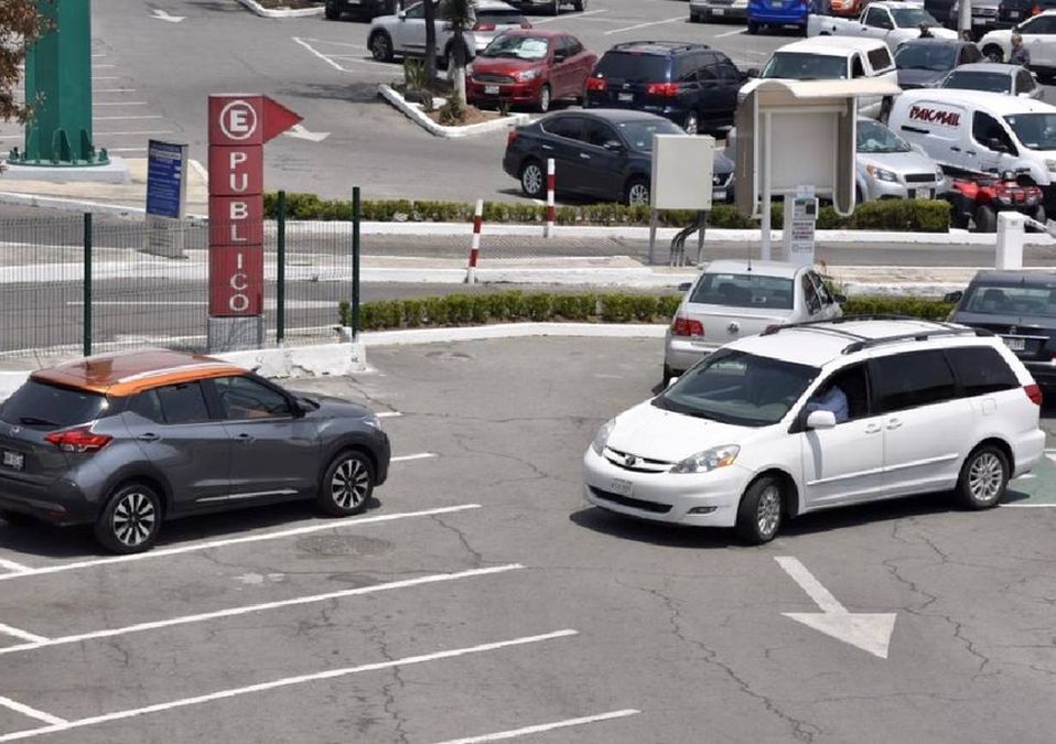 Estacionar autos en NL cada vez es más difícil por aumento de áreas exclusivas. | Archivo