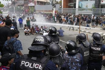 Policías de Nepal intentan replegar a manifestantes. | Fotografía: Agencia AP