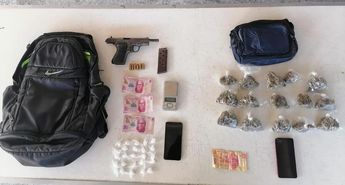Un arma corta, diversos envoltorios con droga y otros artilugios asegurados. | Cortesía