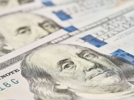 Dólar se mantiene con racha positiva mientras peso mexicano trata de mantenerse estable.