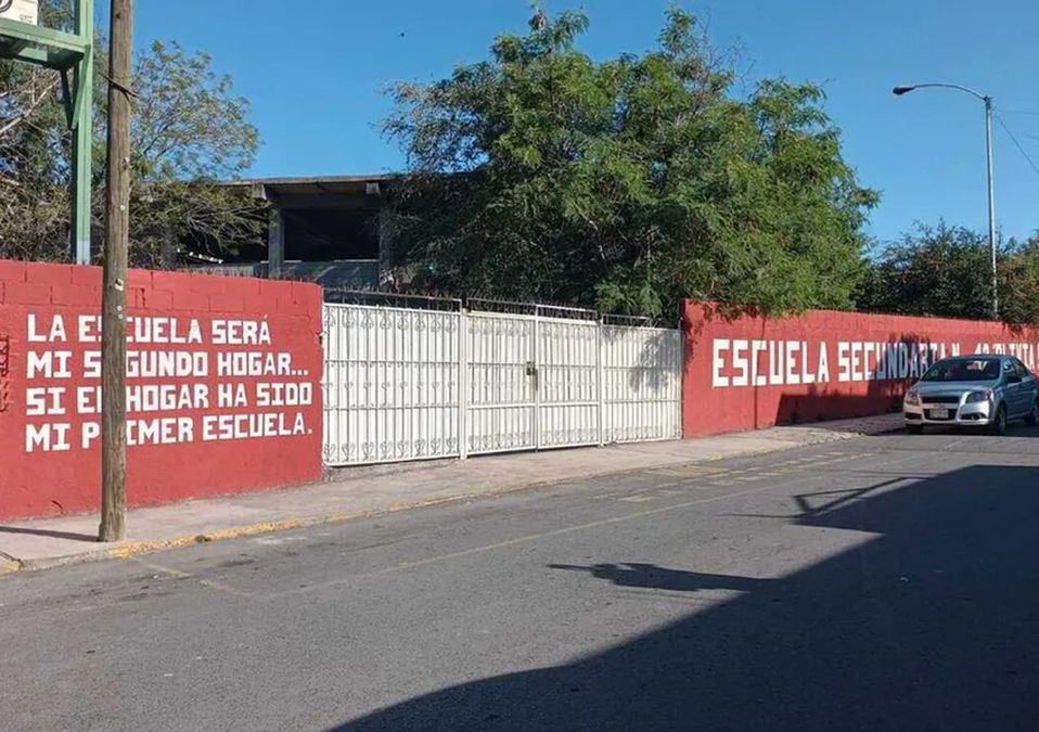 Encuentran arma a menor en secundaria de Monterrey