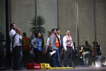 Personas afuera del edificio del Infonavit en Monterrey. | Jorge López